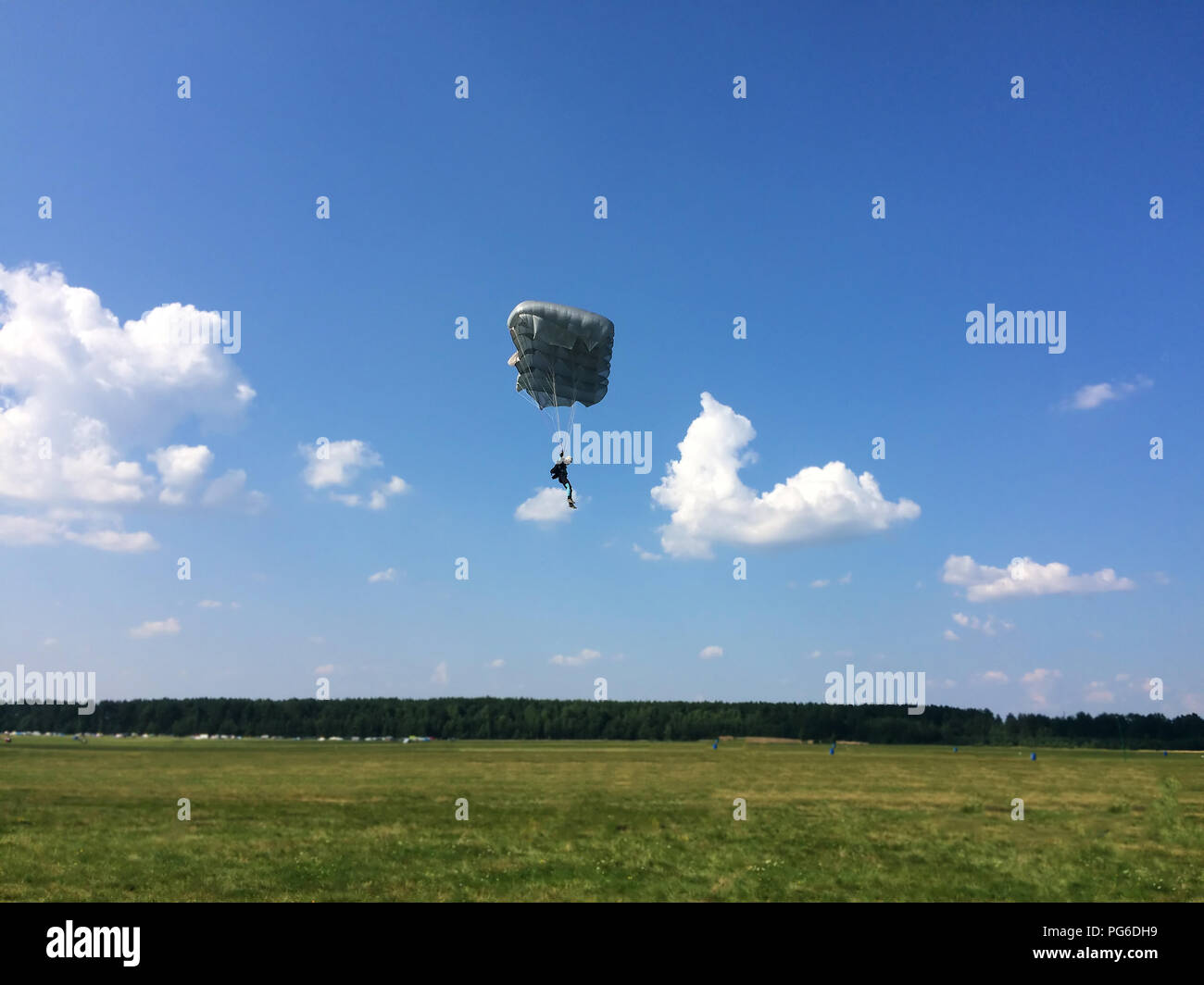 Sport estremi - il paracadutista atterra sul terreno Foto Stock