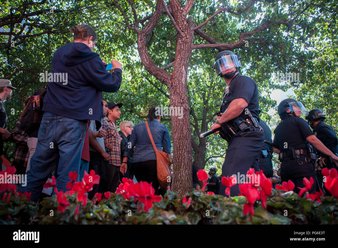 LOS ANGELES - 17 novembre: occupano la manifestanti marzo a novembre 17, 2011 a Los Angeles, CA. Foto Stock