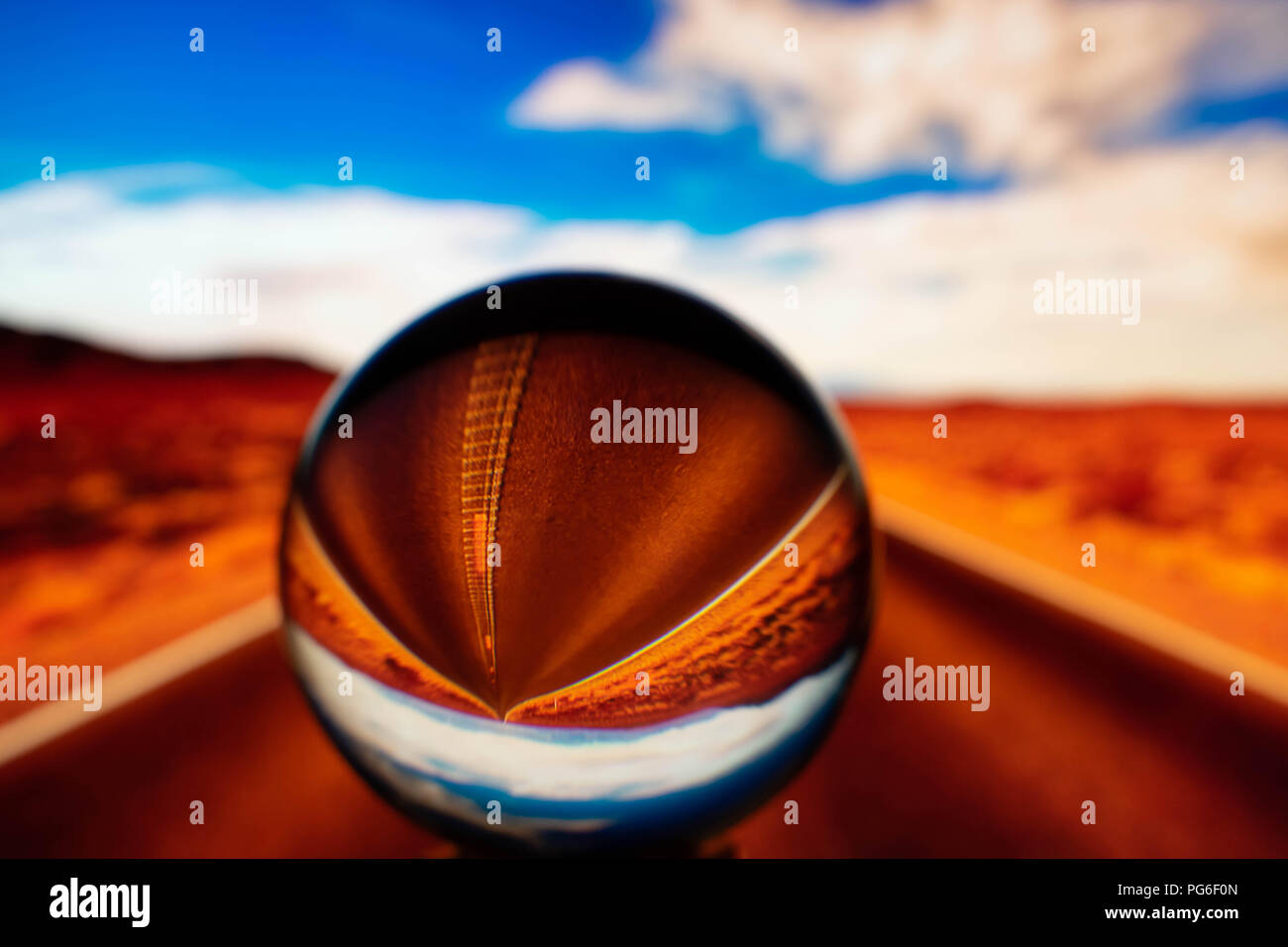 Un cristallo trasparente sfera vith splendida vista Foto Stock