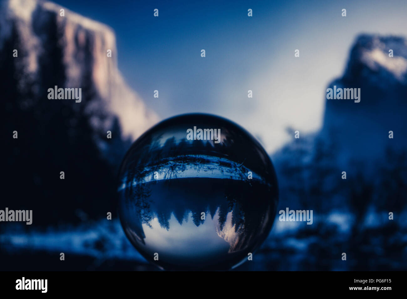 Un cristallo trasparente sfera vith splendida vista Foto Stock