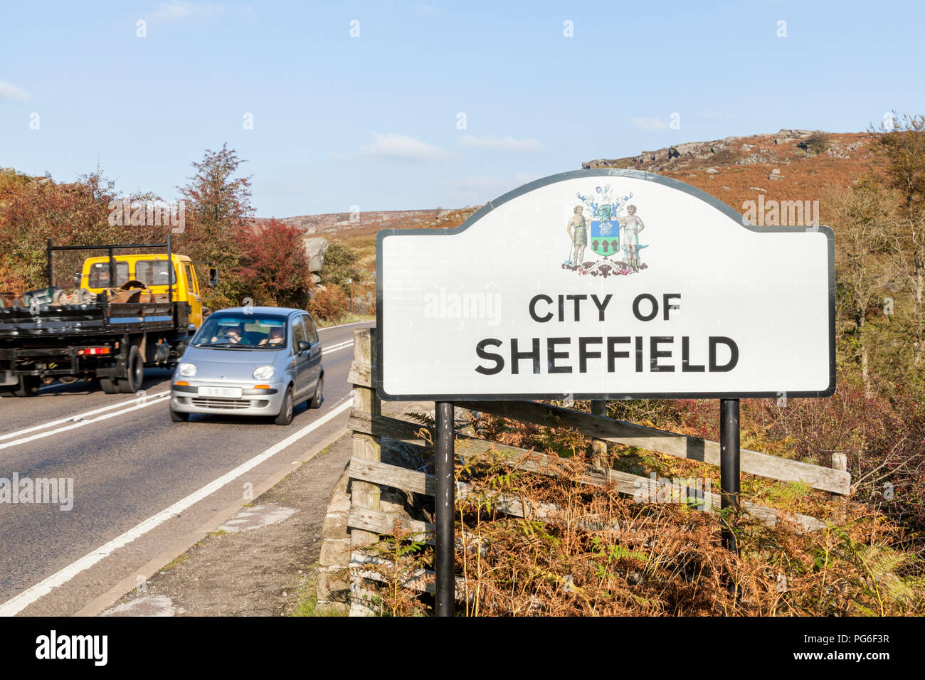 Cartello stradale che mostra che la città di Sheffield si estende di confine e nella zona circostante la brughiera di Burbage Moor, Yorkshire, Inghilterra, Regno Unito Foto Stock