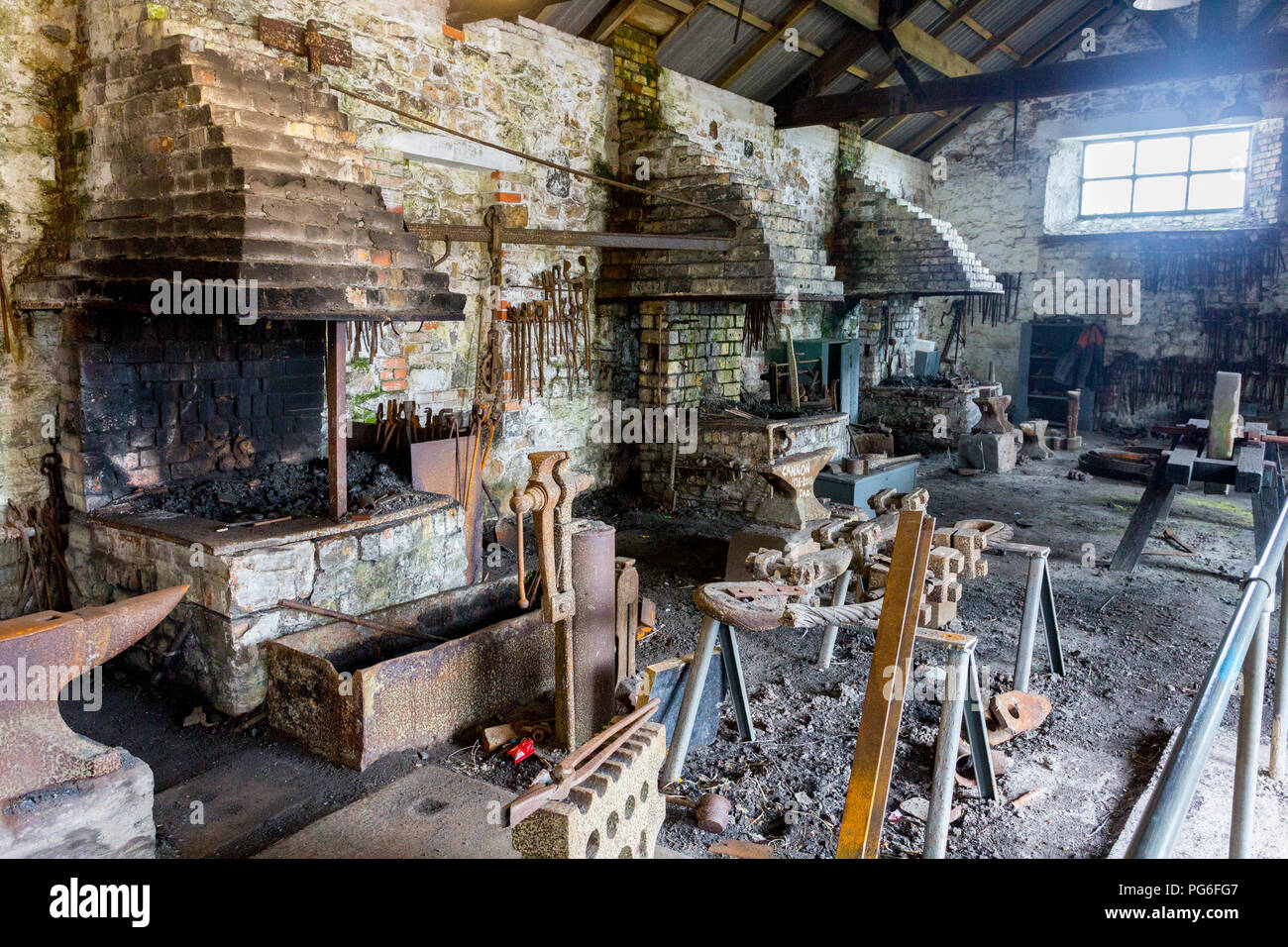 La fonderia con la sua fila di forges a Big Pit - un ex miniera di carbone ora un sito Patrimonio Mondiale dell'UNESCO in Blaenavon, Gwent, Wales, Regno Unito Foto Stock