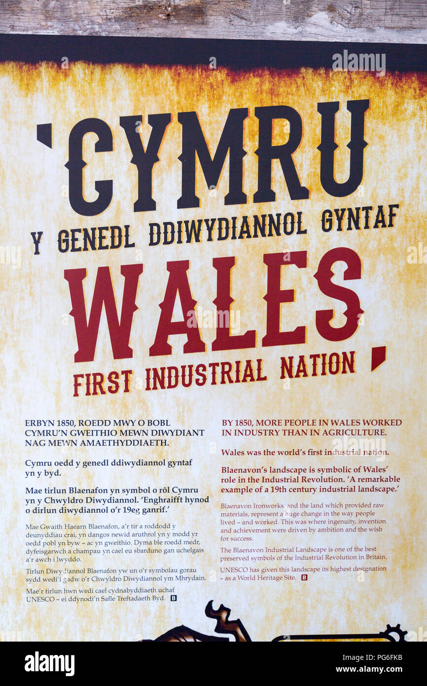 Bi-lingue information board a Blaenavon Ironworks ora un museo e sito Patrimonio Mondiale dell'UNESCO in Blaenavon, Gwent, Wales, Regno Unito Foto Stock