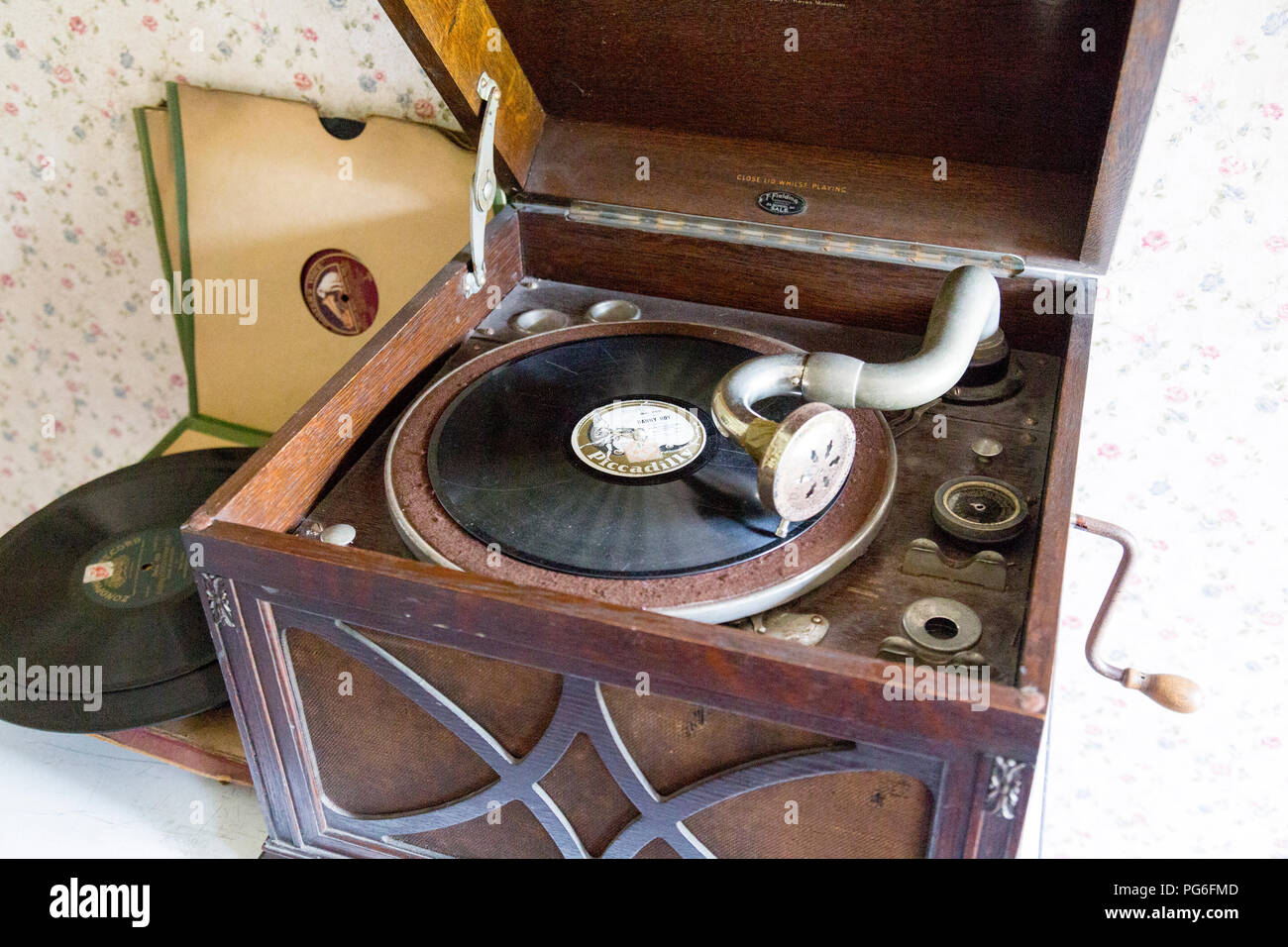 Grammofono giocando 'Danny Boy' in un lavoratore's cottage conservato a Blaenavon Ferriera, ora un museo e sito Patrimonio Mondiale dell'UNESCO in Gwent, Wales, Regno Unito Foto Stock