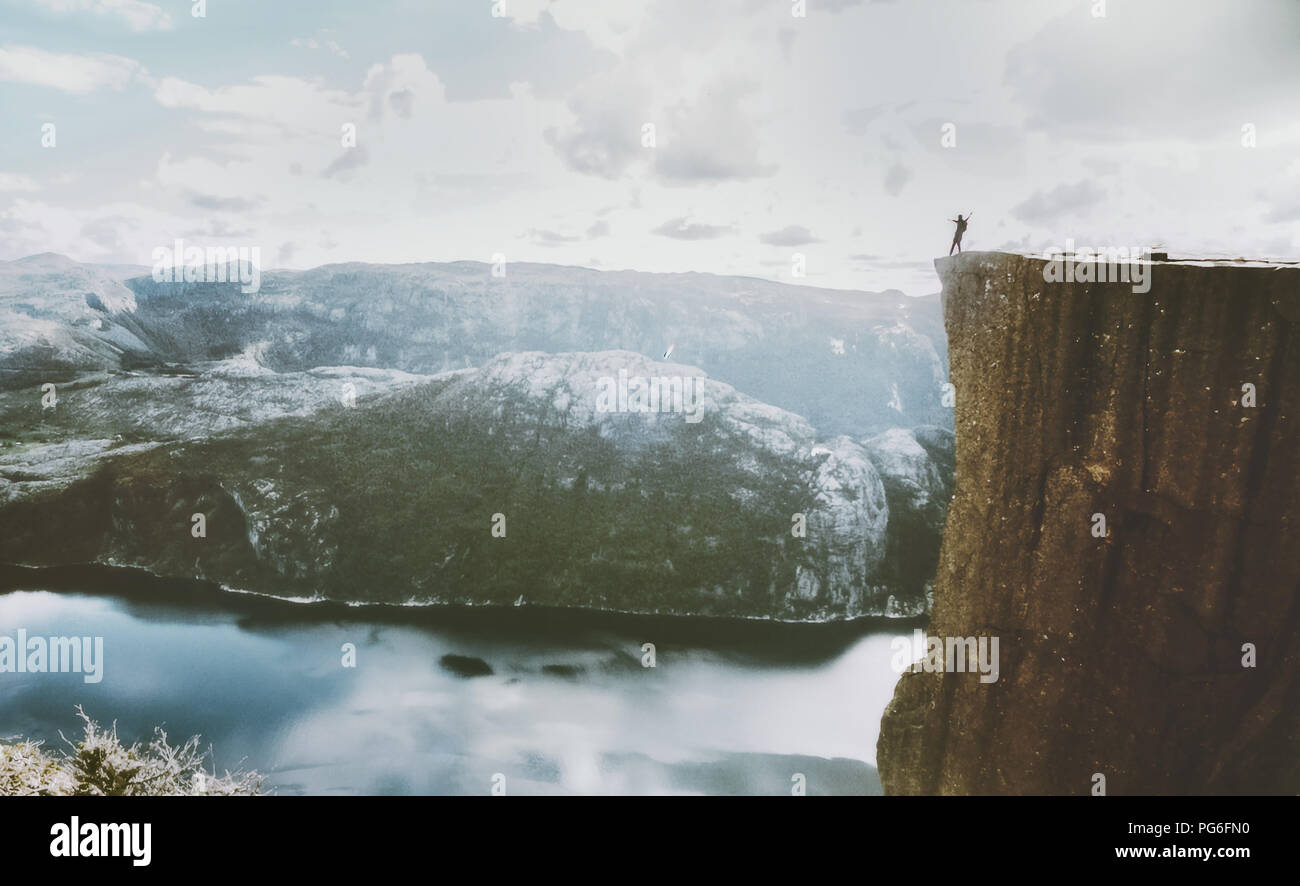 Prekestolen pulpito roccia in Norvegia uomo in piedi sul bordo mountain oltre il Lysefjord avventura di viaggio vacanze outdoor Foto Stock