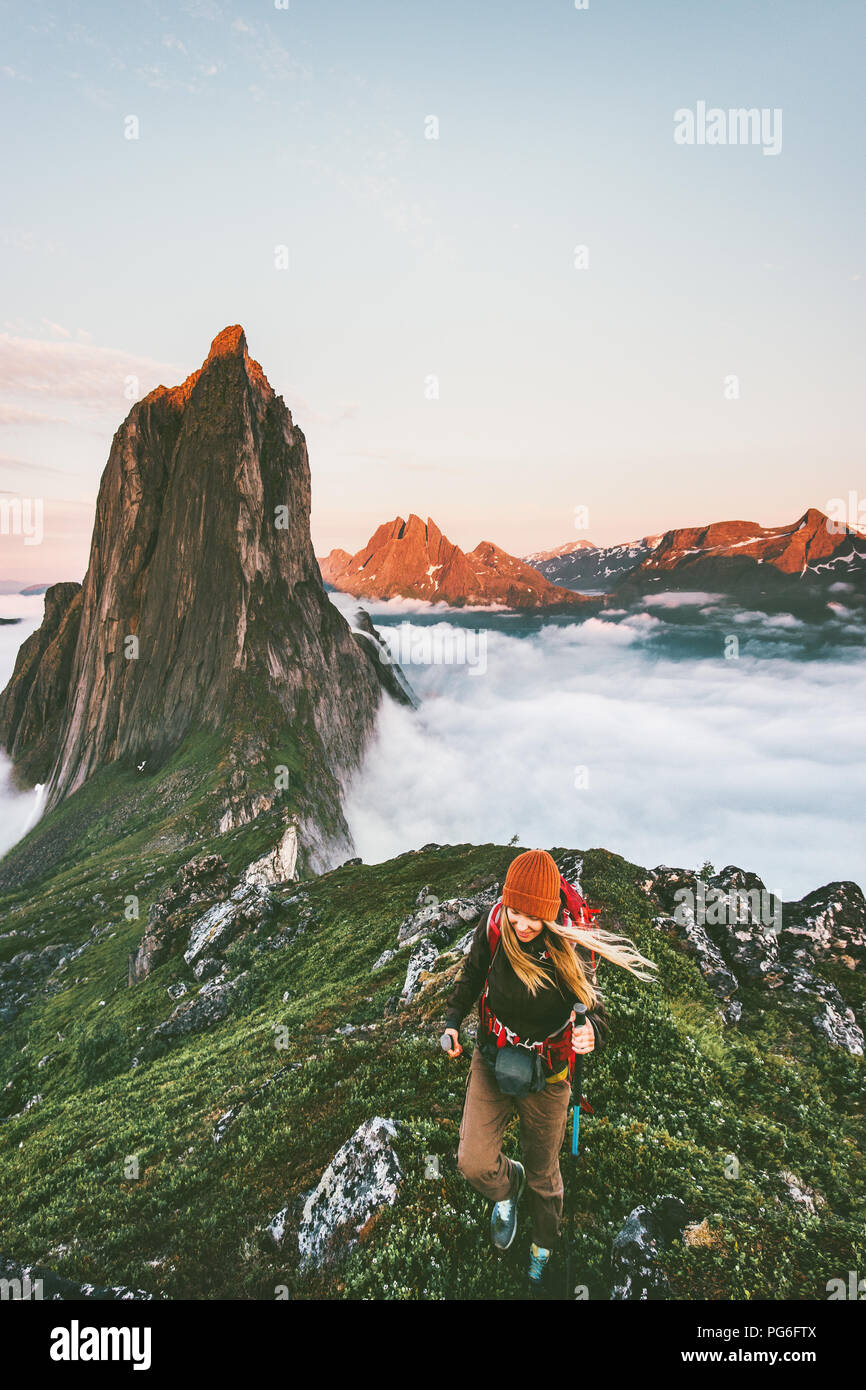 Donna attiva escursioni sul tramonto montagna Segla viaggio d avventura outdoor Norvegia vacanze solo lo stile di vita in viaggio per la fuga di un week end Foto Stock