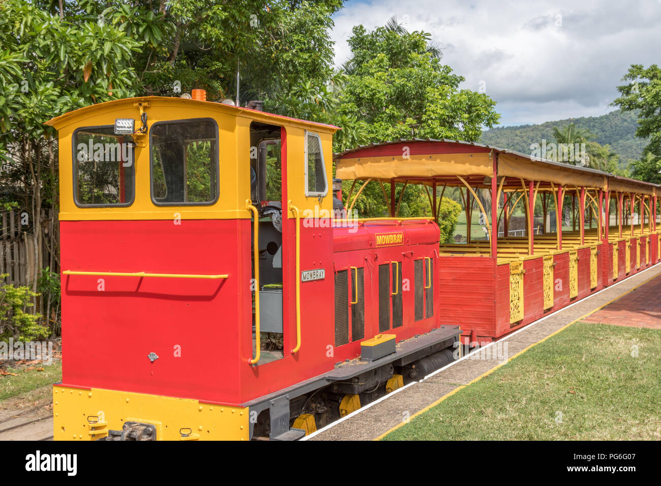 Vista del vecchio legno treno in ambiente tropicale Foto Stock