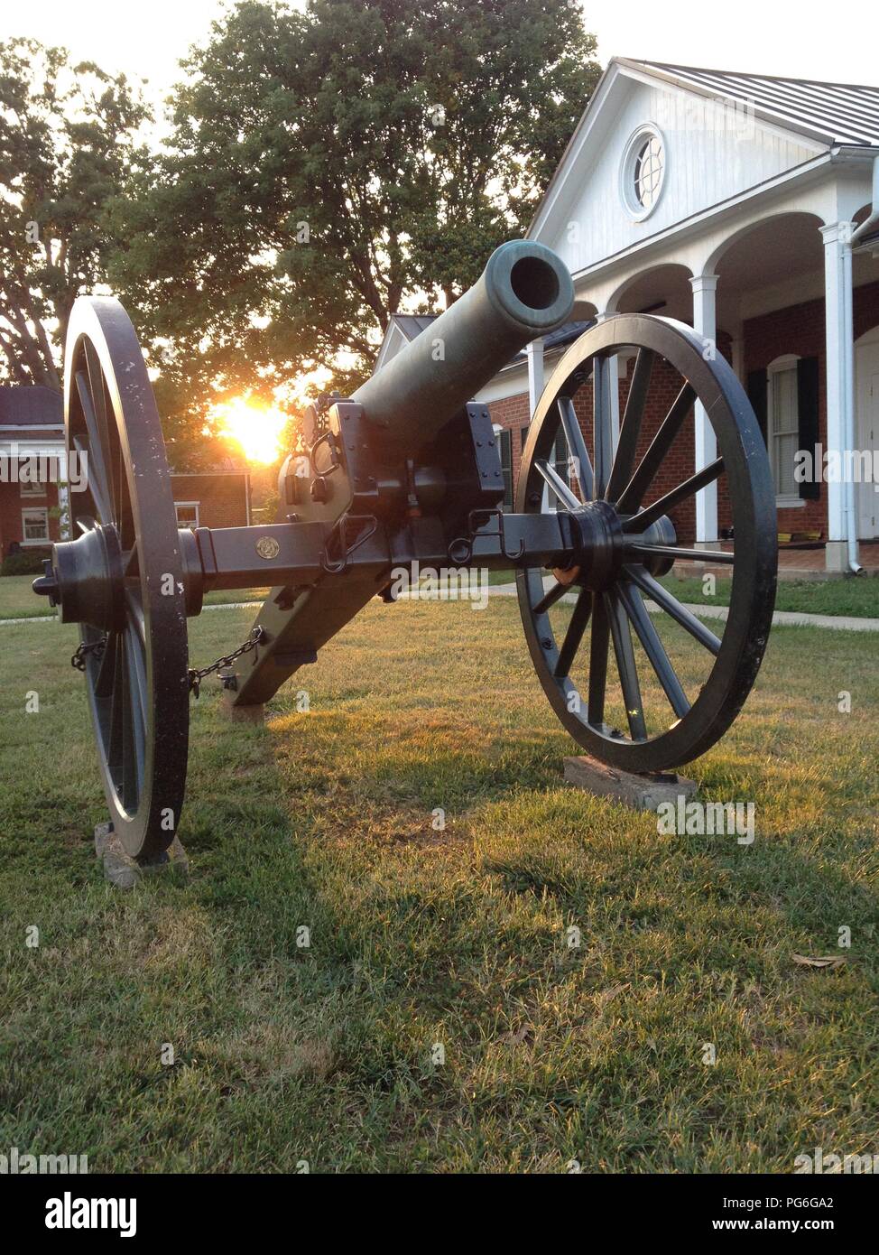 La guerra civile il cannone di fronte alla contea di Appomattox Museo Storico, Virginia Foto Stock