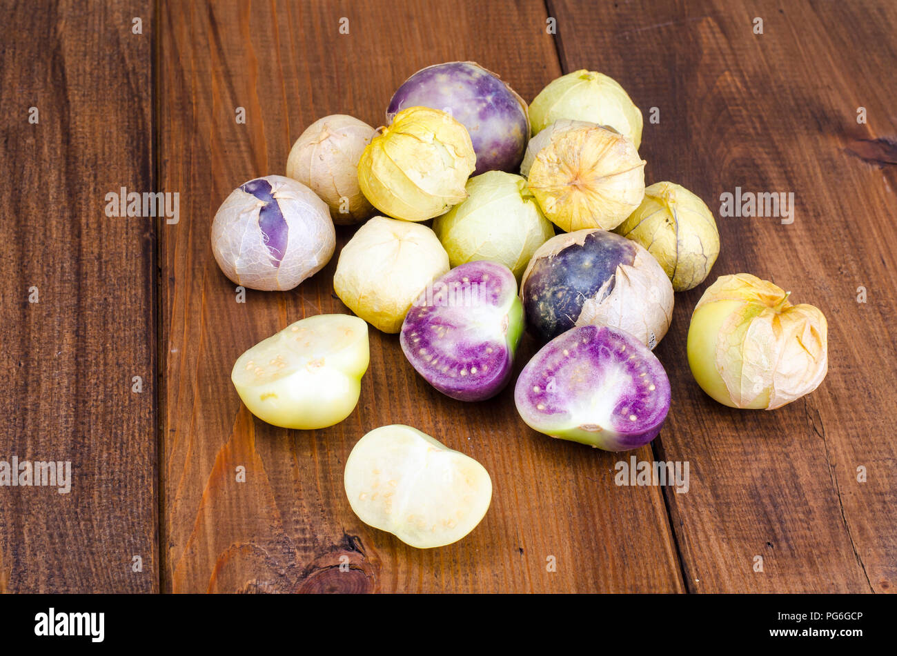 Mature tomatillo (Physalis, messicano lolla pomodoro) su un tavolo di legno. Foto Studio Foto Stock