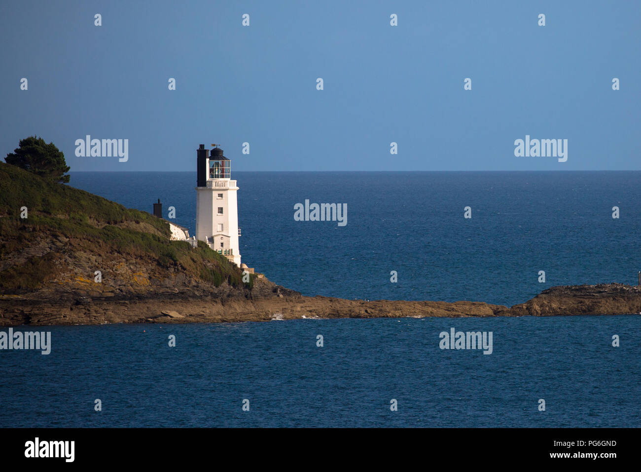 La basilica di Sant'Antonio faro segnando il punto orientale dell'ingresso a Falmouth Harbour, in Cornovaglia, Inghilterra meridionale, Regno Unito Foto Stock