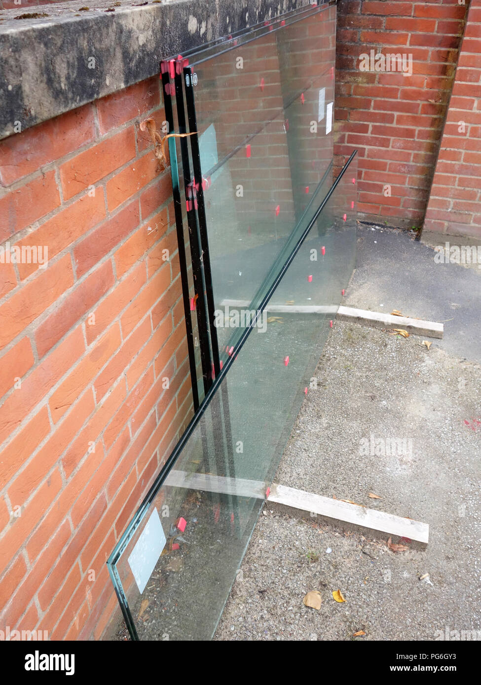 I nuovi fogli di vetro di sicurezza appoggiata contro il muro, in attesa di essere montato in una grande casa di campagna inglese estensione. Proprietà rilasciato Foto Stock