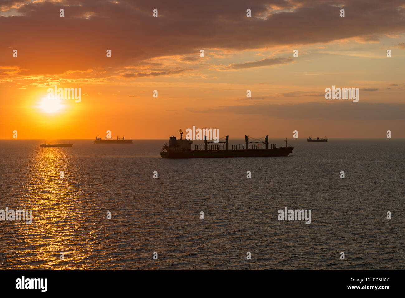 Ocean lane, navi cargo, coloful tramonto e impressionante sera nuvole, Mar Baltico, della Lituania, dell'Europa orientale Foto Stock