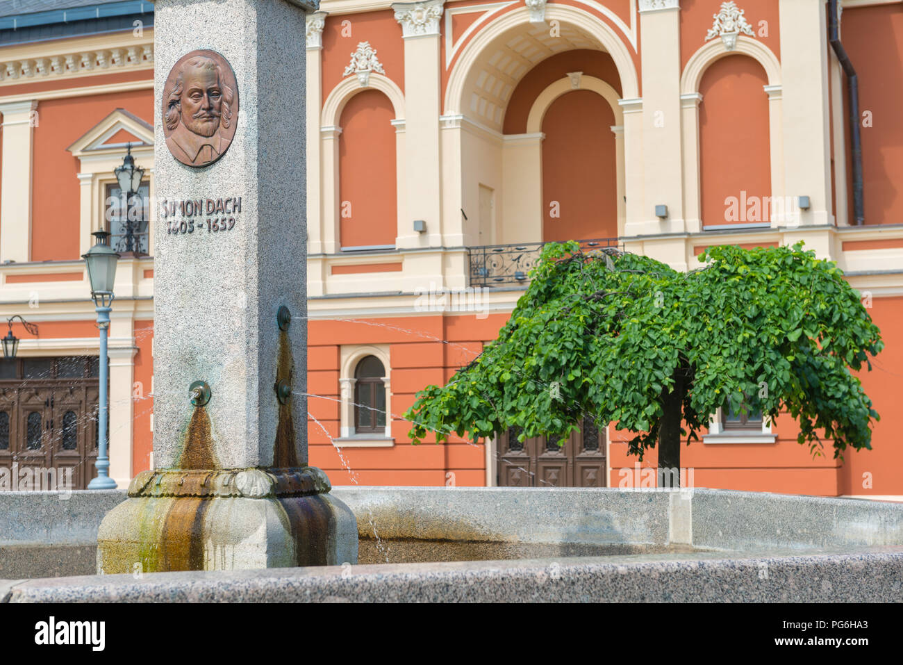 Bene con Simon Dach statua, od mercato, Klaipeda, Courland Lagoon, della Lituania, dell'Europa orientale Foto Stock