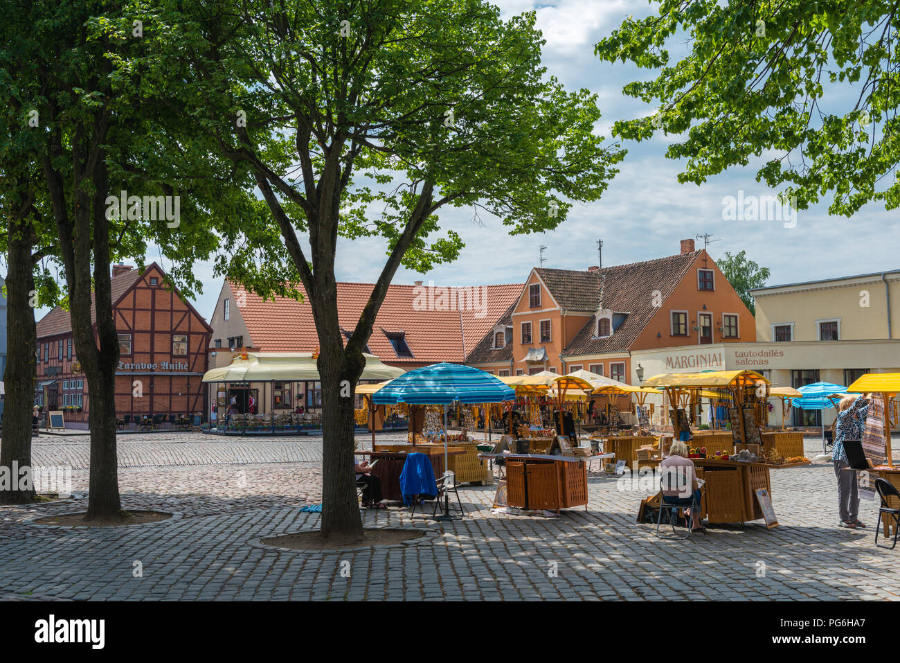 Giorno di mercato, bancarelle e un centro di Klaipeda, Courland Lagoon, della Lituania, dell'Europa orientale Foto Stock