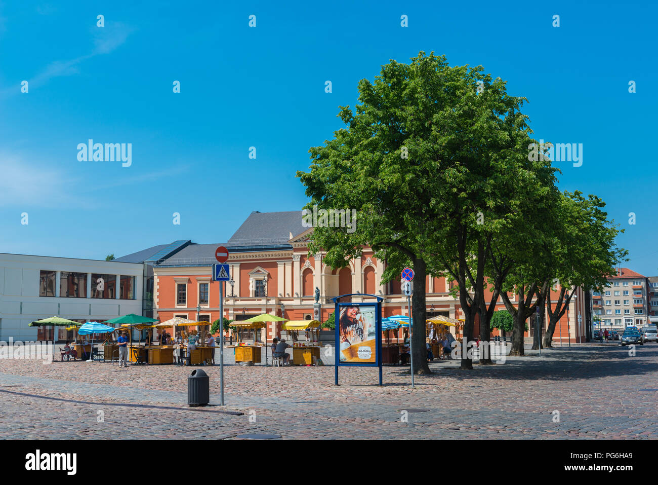 Giorno di mercato, bancarelle e un centro di Klaipeda, Courland Lagoon, della Lituania, dell'Europa orientale Foto Stock