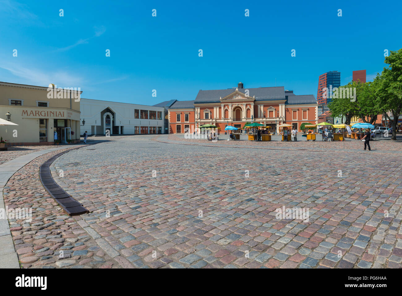 Giorno di mercato, bancarelle e un centro di Klaipeda, Courland Lagoon, della Lituania, dell'Europa orientale Foto Stock
