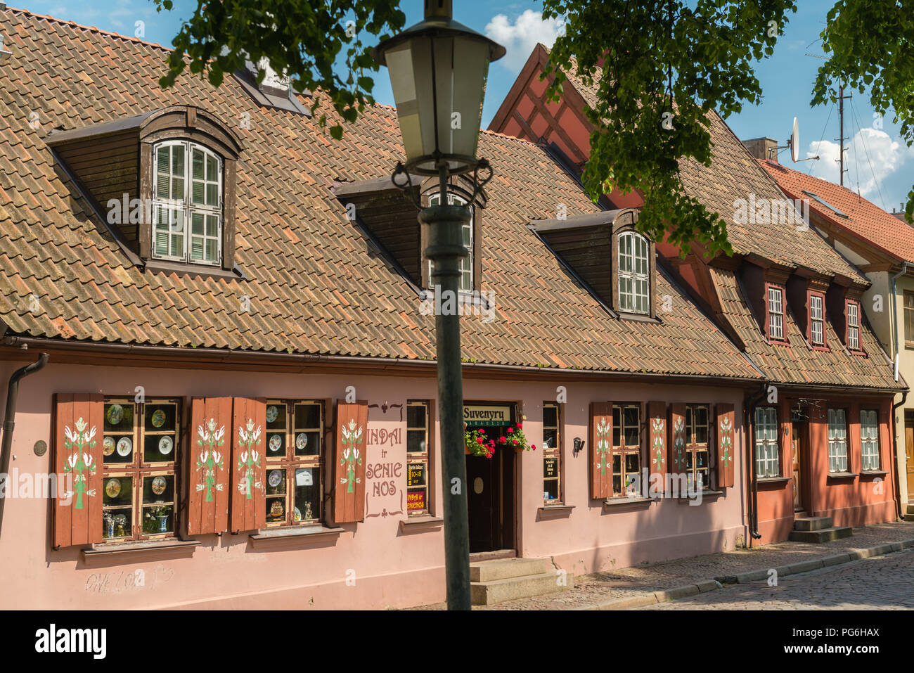 Piccolo negozio di souvenir, città vecchia, Klaipeda, Courland Lagoon, della Lituania, dell'Europa orientale Foto Stock