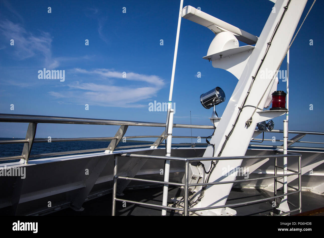Sfondo in barca. Ponte di una grande barca su una soleggiata giornata estiva con cielo blu e azzurro mare orizzonte Foto Stock