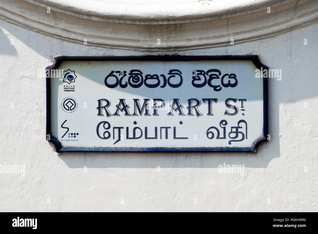 Orizzontale fino in prossimità di un vecchio streetsign a Galle, Sri Lanka. Foto Stock