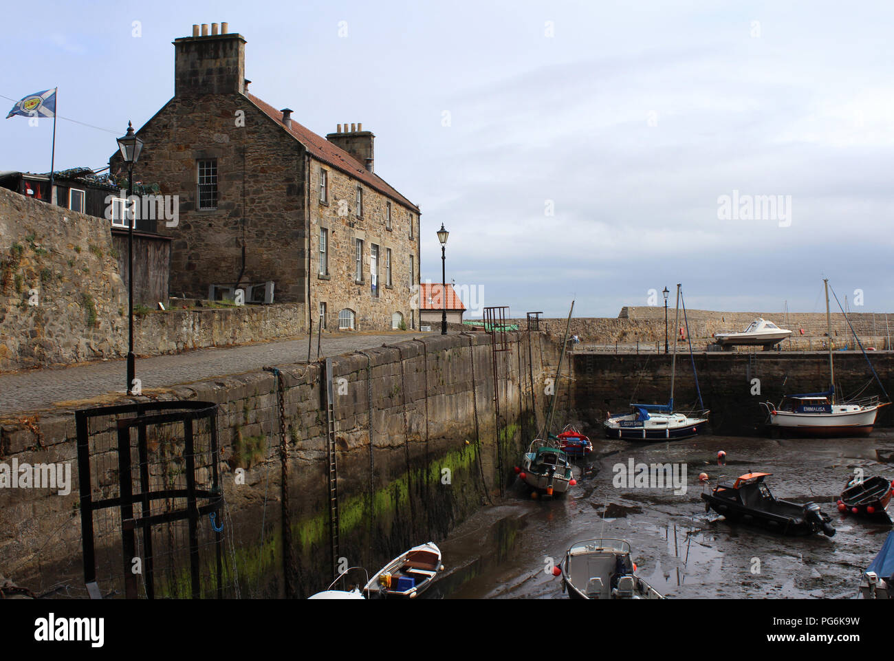 KIRKCALDY, Scozia, 20 luglio 2018: Il pittoresco porto vecchio a bassa marea in Dysart in Kirkcaldy. Il porto è stato usato come un film ubicazione Foto Stock