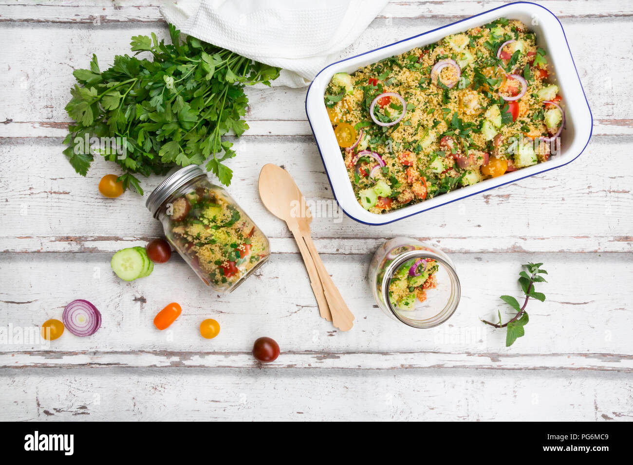 Il cous cous con insalata di pomodori, cetrioli, prezzemolo e menta Foto Stock