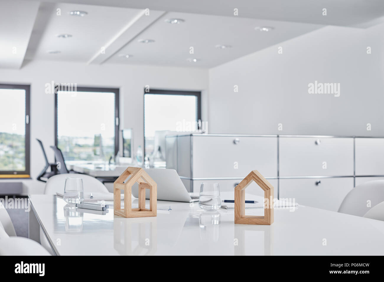 I modelli architettonici sulla scrivania in ufficio Foto Stock