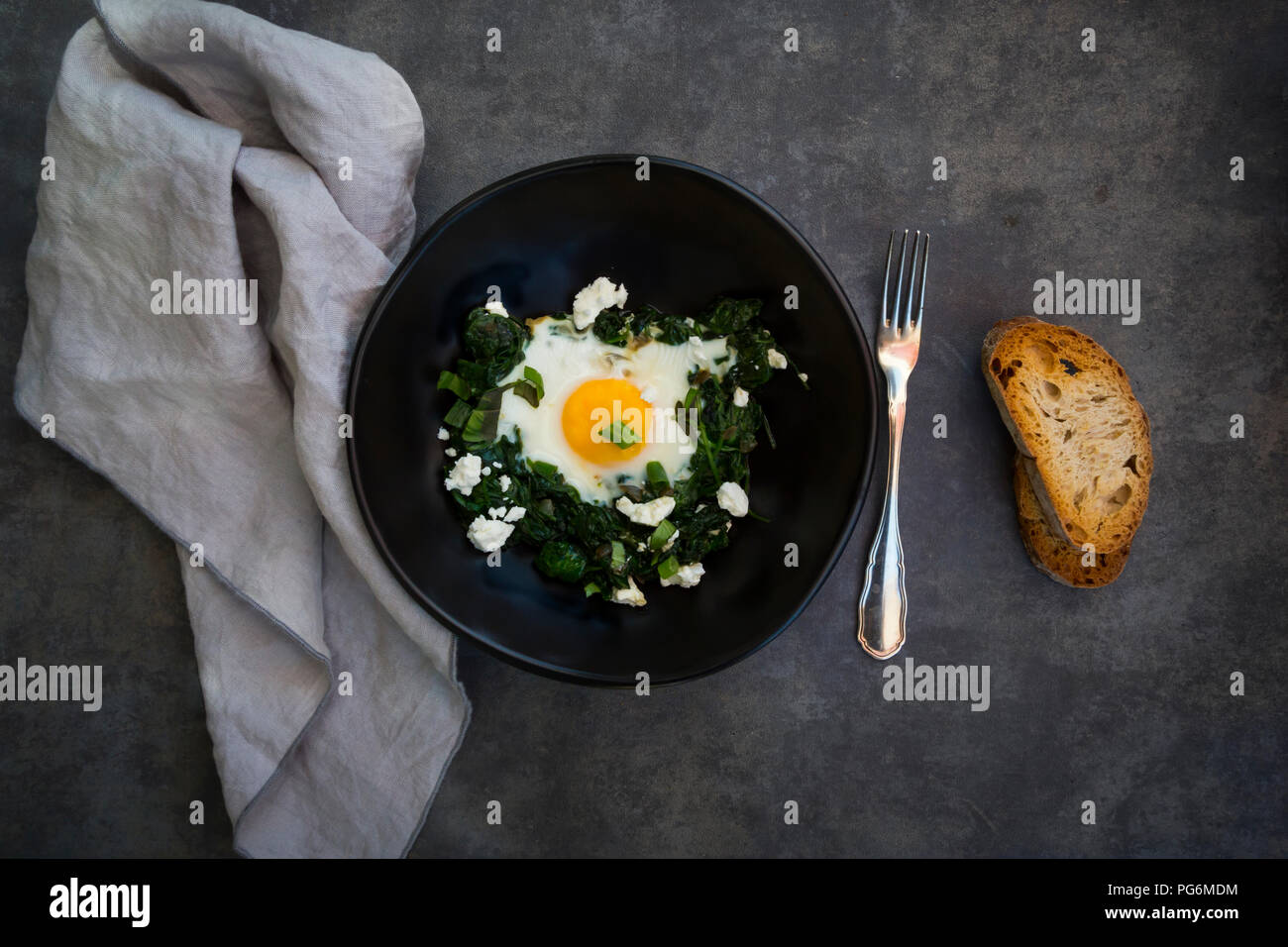 Shakshouka verde con baby spinat, bietole, cipolline e basilico in vaso Foto Stock