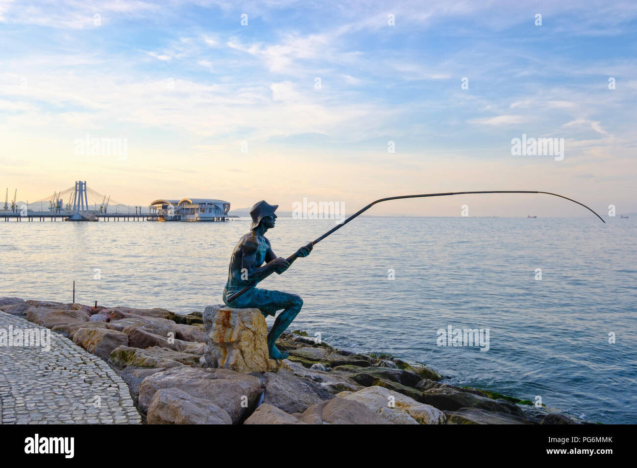 La figura di bronzo il pescatore sul lungomare, Durazzo, Durres, Albania Foto Stock