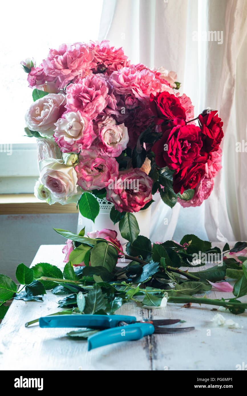 Mazzo di rose in vaso Foto Stock
