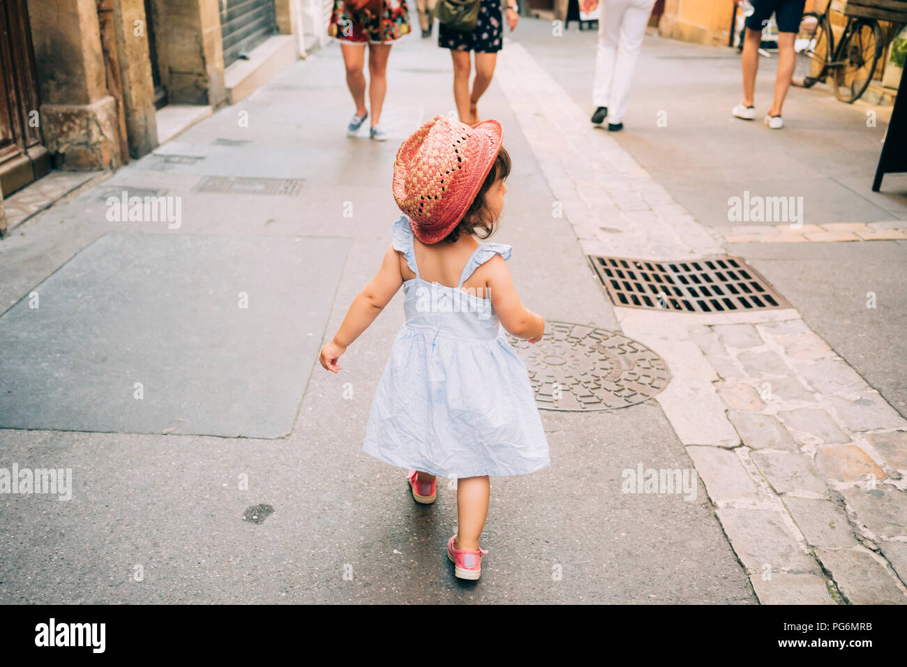 Francia, Aix-en-Provence, ragazza toddler passeggiando per le vie del centro città Foto Stock