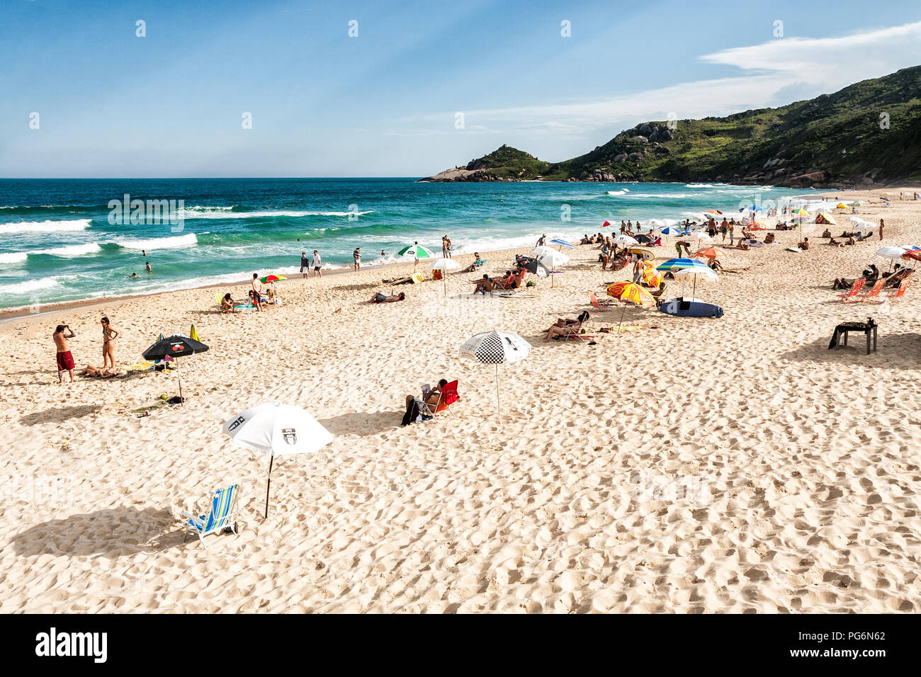 Mole Beach, una delle più affollate spiagge dell isola di Santa Catarina, durante la stagione estiva. Florianopolis, Santa Catarina, Brasile. Foto Stock