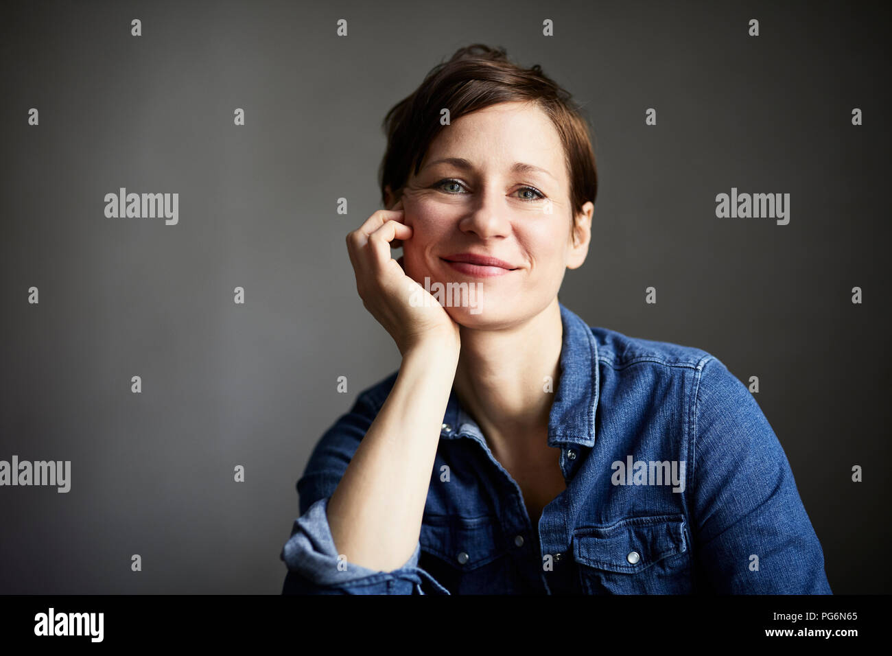 Ritratto di ana ttractive donna, indossa una camicia in denim Foto Stock