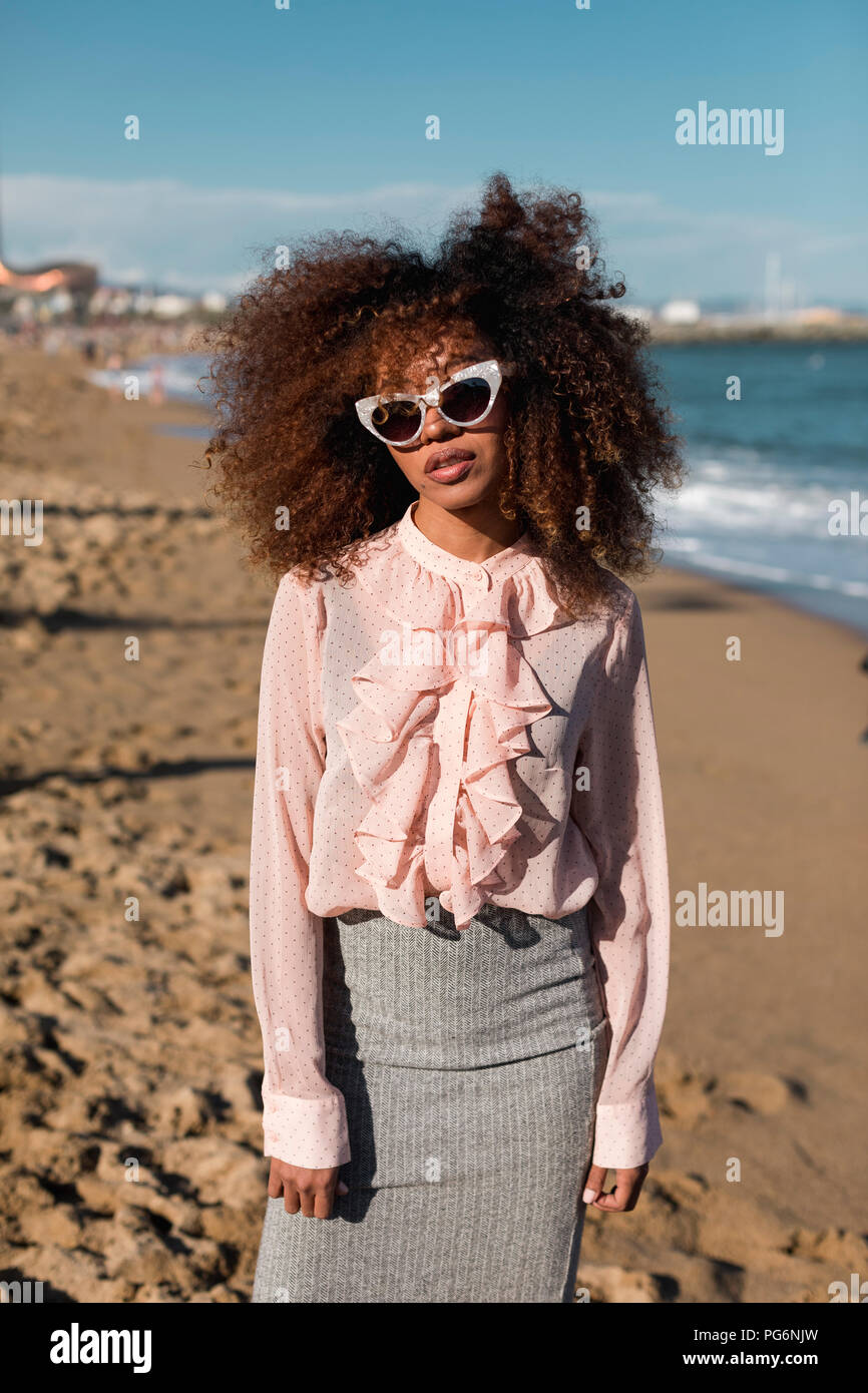 Ritratto di giovane e bella donna afro con taglio di capelli permanente  sulla spiaggia Foto stock - Alamy