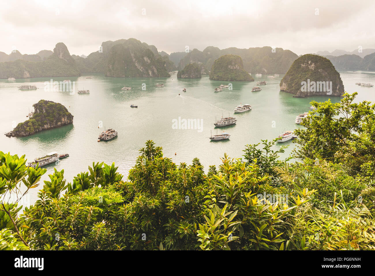 Il Vietnam, la baia di Ha Long, con isole calcaree e tourboats Foto Stock