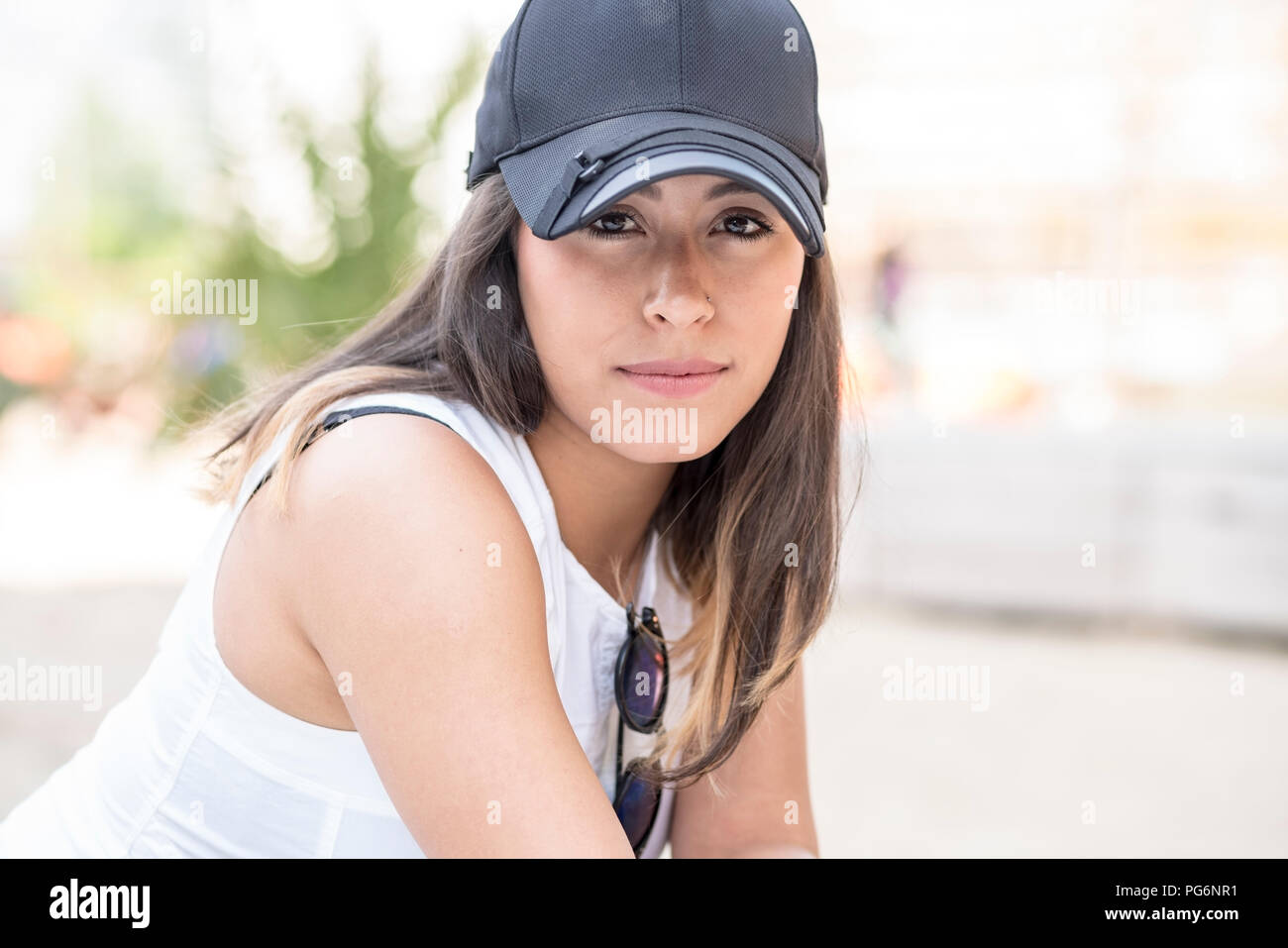 Ritratto di giovane donna che indossa berretto da baseball Foto Stock