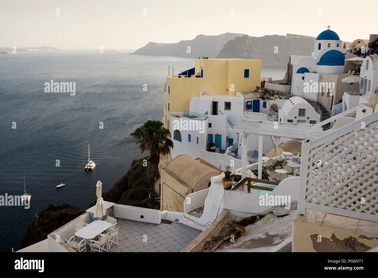 Caldera dell'isola di Santorini dalla città di Oia. Foto Stock