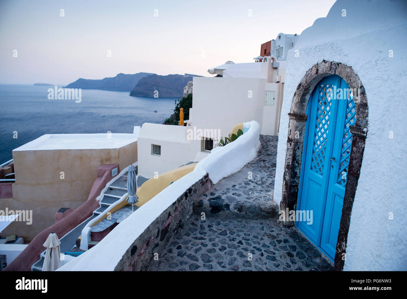 Isola greca di Santorini, città collinare di Oia. Foto Stock