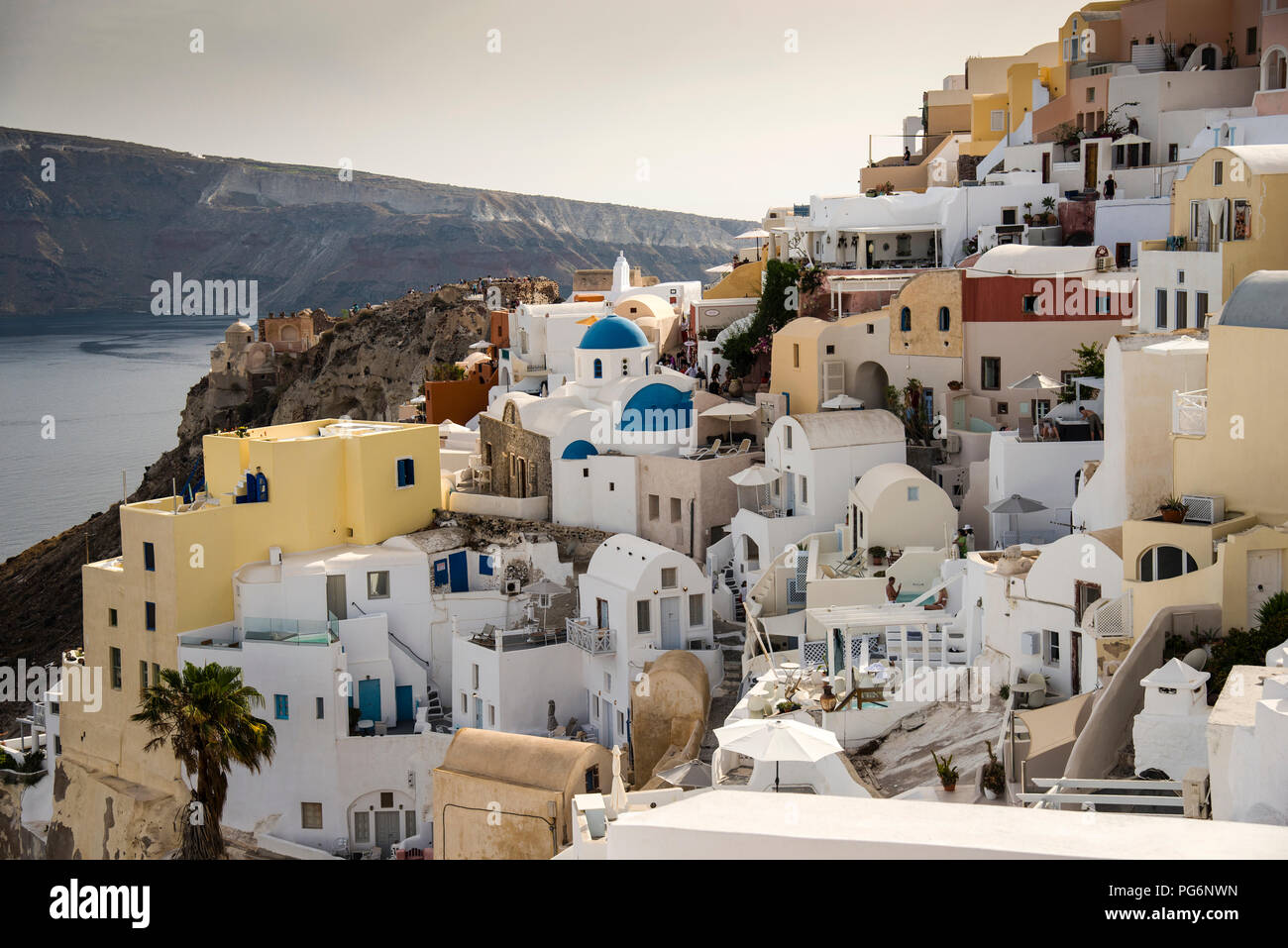 Chiese a cupola blu di Oia e case dei capitani dipinte di bianco a due piani sull'isola di Santorini, in Grecia, in stile cicladico. Foto Stock