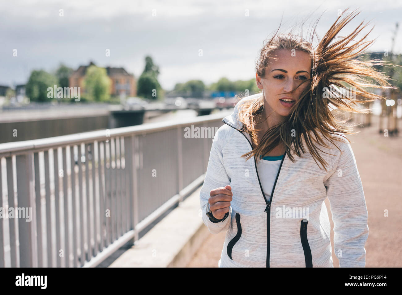Attività sportive giovane donna con capelli spazzate dal vento all'aperto Foto Stock