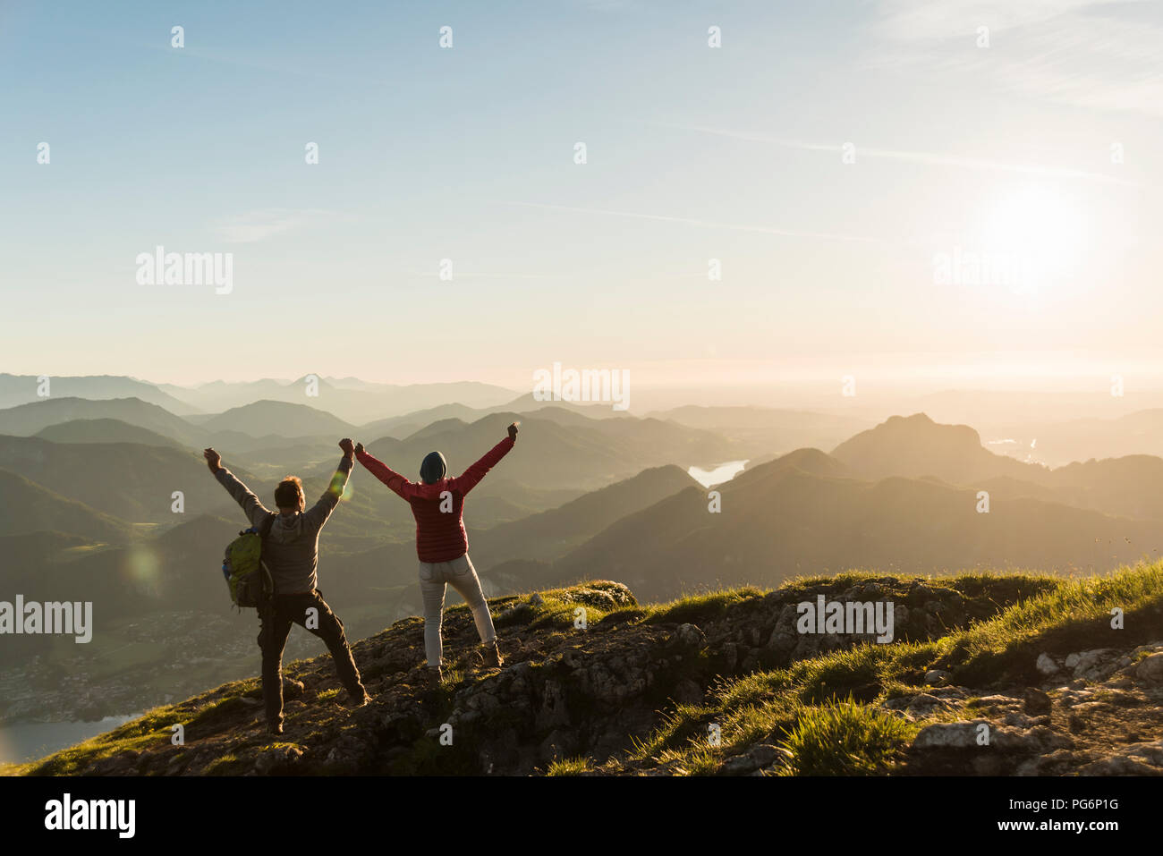 Austria, Salzkammergut, allietarla giovane raggiungendo il vertice della montagna Foto Stock