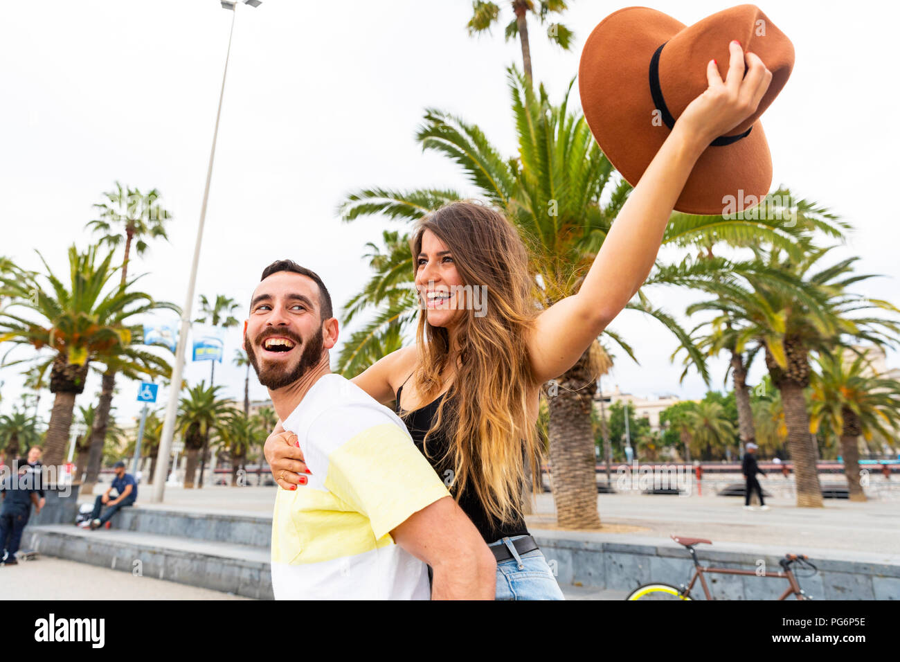 Spagna, Barcellona, giovane divertirsi sul lungomare Foto Stock