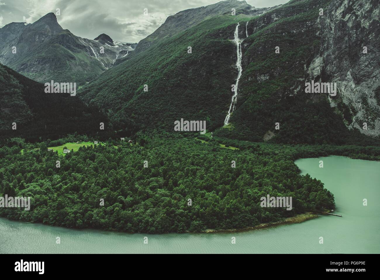 Scenic Norvegia paesaggio glaciale con cascate. Foto Stock