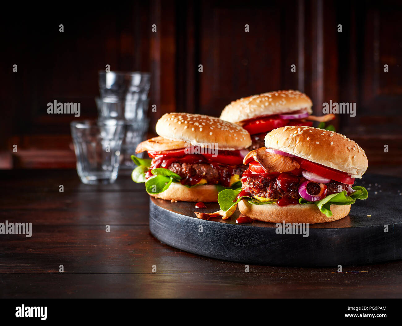 Mini hamburger con funghi sul piatto di portata Foto Stock