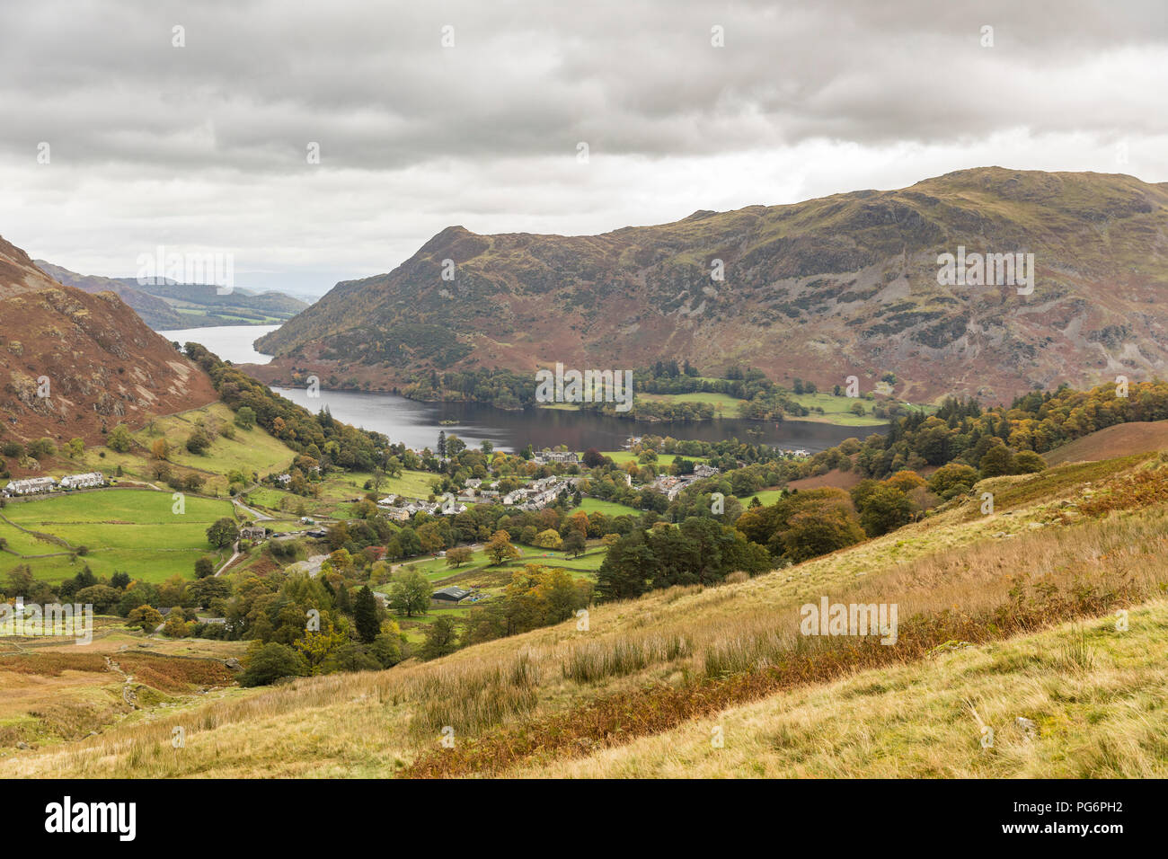 Regno Unito, Inghilterra, Cumbria, Lake District, vista panoramica di Glenridding e lago Ullswater Foto Stock