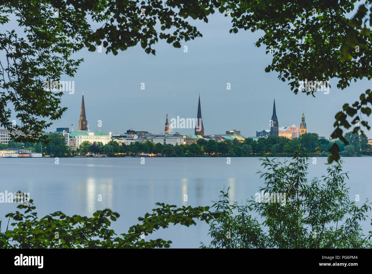 Germania, Hamburg Alster esterno ed il lago con vista sulla città Foto Stock