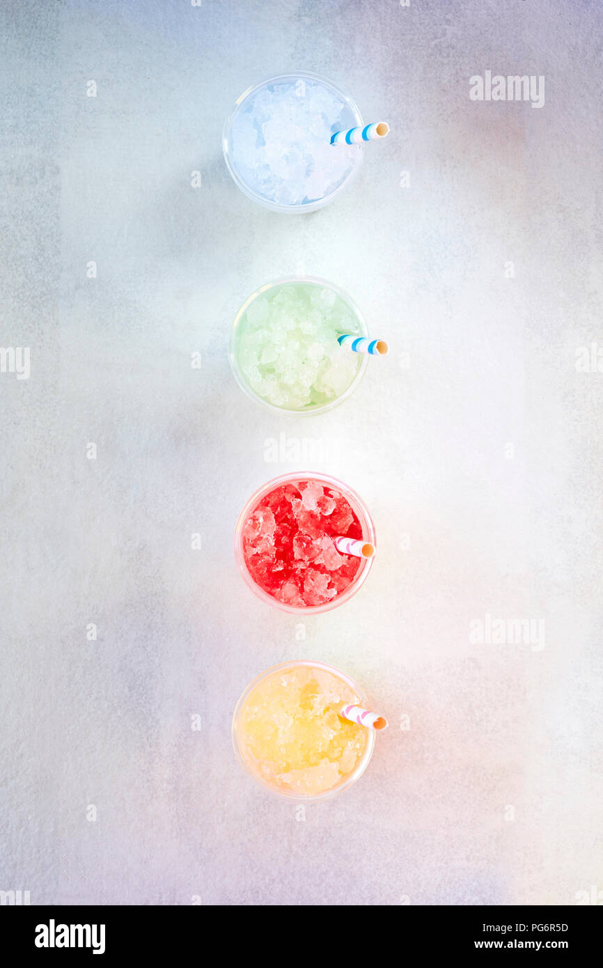 Fila di bicchieri di plastica con diversi tipi di frutta granite Foto Stock