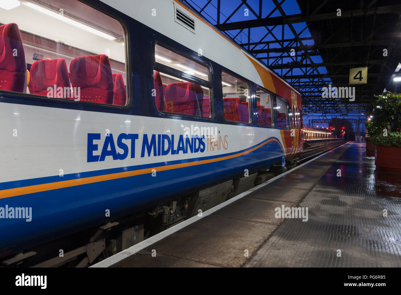 East Midlands classe treni 158 express sprinter treno a Crewe che mostra chiaramente la East Midlands logo treni Foto Stock