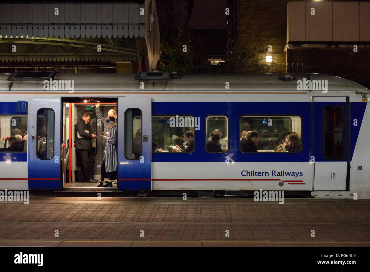 Rail Pendolari su un Chiltern Railways treno in London Marylebone in serata Rush Hour Foto Stock