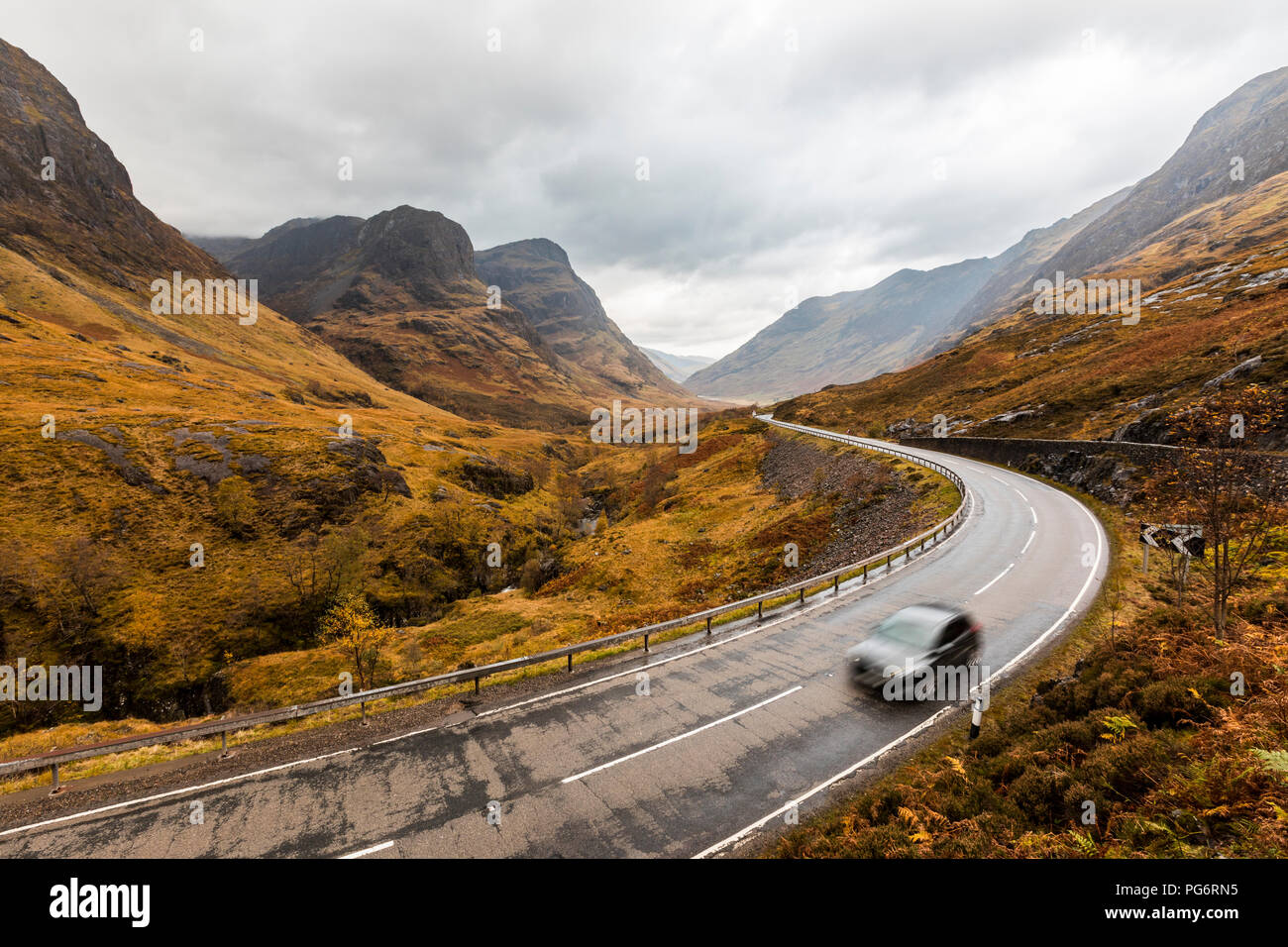 Regno Unito, Scozia, panoramica strada attraverso le montagne nelle highlands scozzesi vicino a Glencoe con una vista sulle Tre sorelle Foto Stock