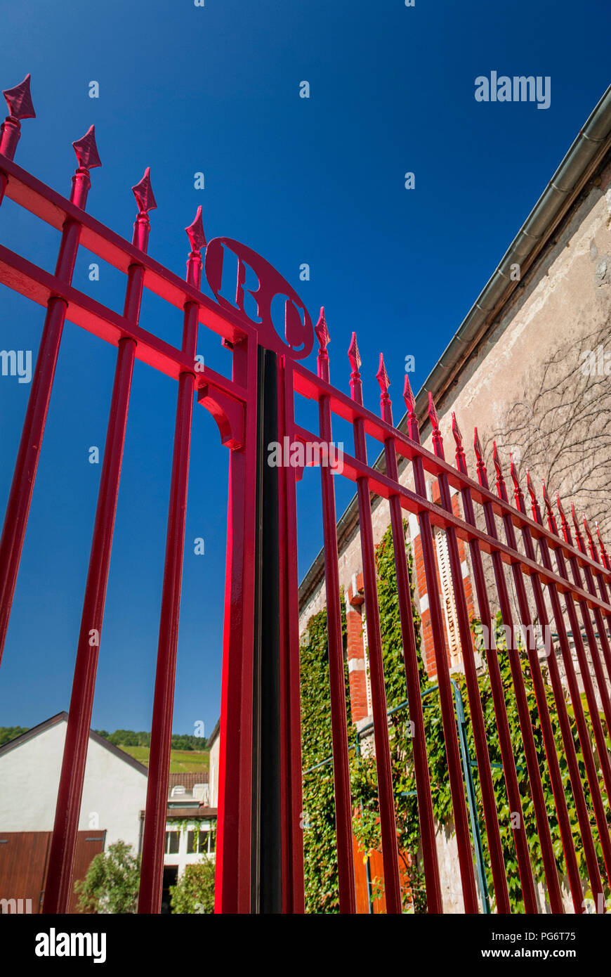 ROMANÉE-CONTI RDC rosso di ferro battuto cancelli di ingresso alla cantina Romanée-Conti RC con simbolo di Domaine Romanée-Conti Vosne-Romanée Cote d'Or Francia Foto Stock